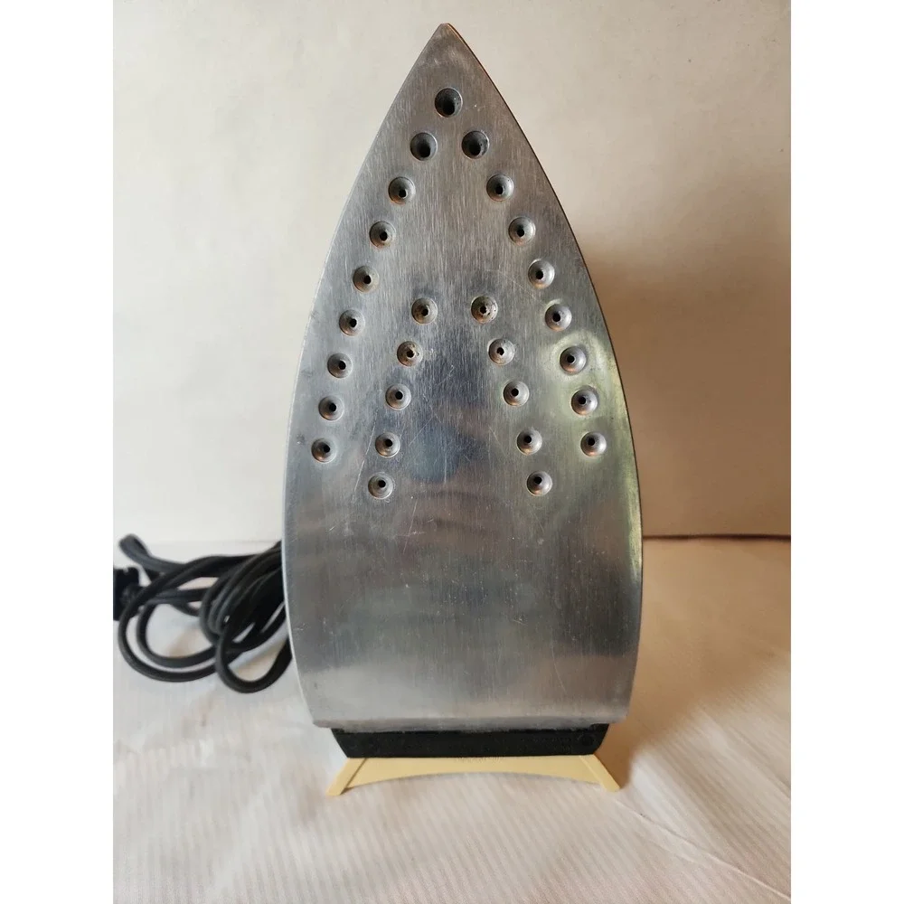 Vintage 1980s Black & Decker Light 'n Easy Steam-Dry Iron 8ft. Cord Works! EUC